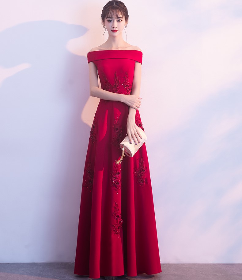 一字肩中式禮服，蕾絲花裝飾晚禮服