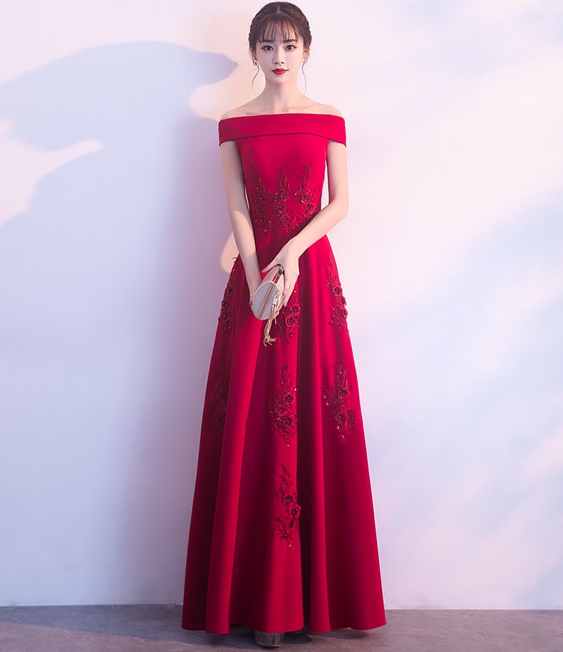 一字肩中式禮服，蕾絲花裝飾晚禮服