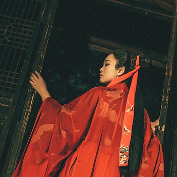 瀟灑霸氣紅衣帶折扇女生頭像，唯美古風(fēng)真人頭