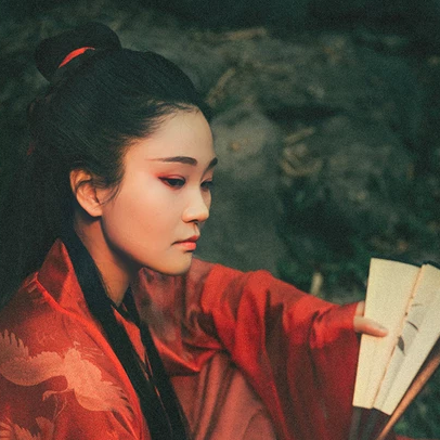 瀟灑霸氣紅衣帶折扇女生頭像，唯美古風(fēng)真人頭