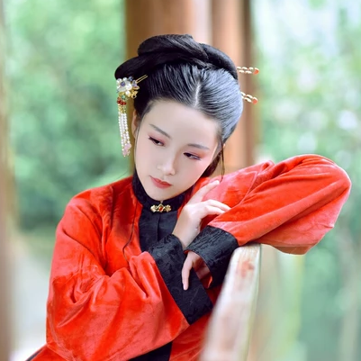 紅衣華服女生頭像，唯美古風(fēng)真人頭像