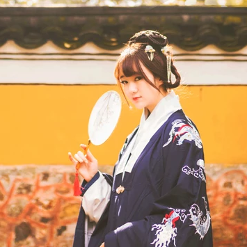 金黃銀杏帶團(tuán)扇女生頭像，唯美古風(fēng)真人頭像