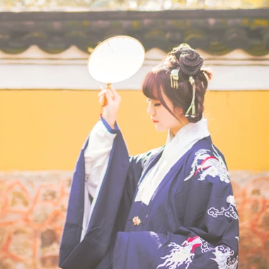 金黃銀杏帶團(tuán)扇女生頭像，唯美古風(fēng)真人頭像