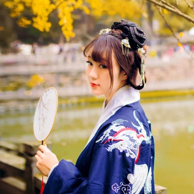 金黃銀杏帶團(tuán)扇女生頭像，唯美古風(fēng)真人頭像