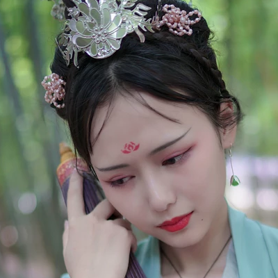 嬌艷帶團(tuán)扇女生頭像，唯美古風(fēng)真人頭像