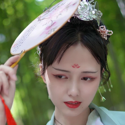 嬌艷帶團(tuán)扇女生頭像，唯美古風(fēng)真人頭像