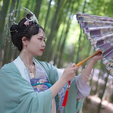 嬌艷帶團(tuán)扇女生頭像，唯美古風(fēng)真人頭像