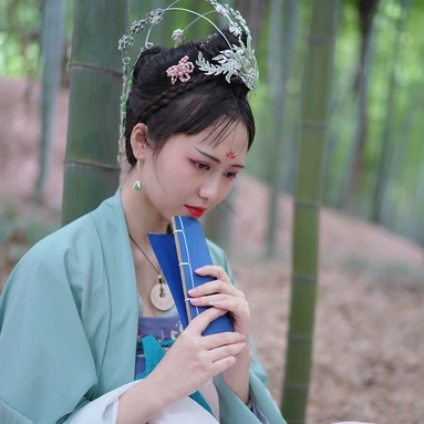 嬌艷帶團(tuán)扇女生頭像，唯美古風(fēng)真人頭像