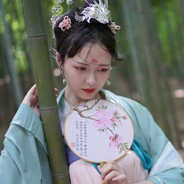 嬌艷帶團(tuán)扇女生頭像，唯美古風(fēng)真人頭像