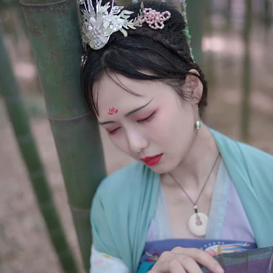 嬌艷帶團(tuán)扇女生頭像，唯美古風(fēng)真人頭像