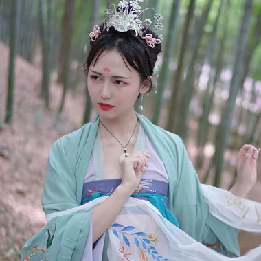 嬌艷帶團(tuán)扇女生頭像，唯美古風(fēng)真人頭像