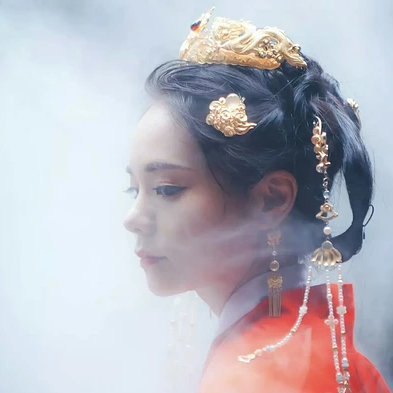 紅衣仙鶴帶傘女生頭像，唯美古風(fēng)真人頭像