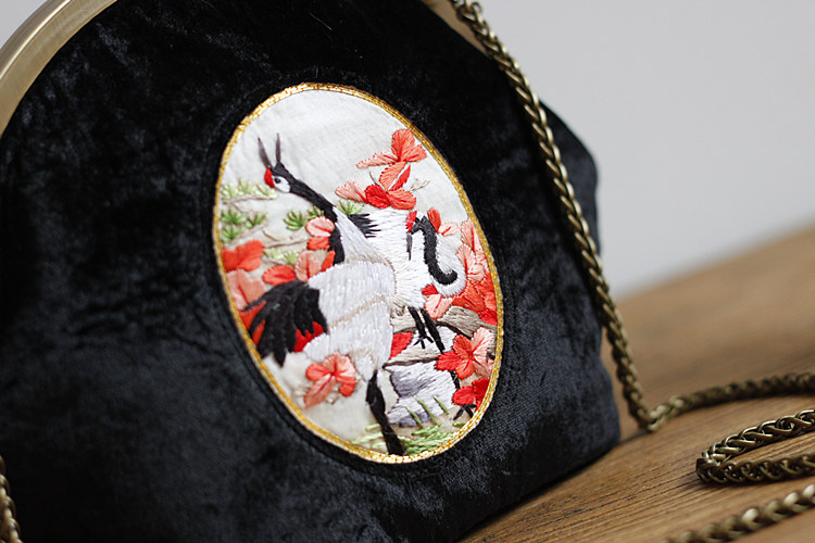 復(fù)古仙鶴刺繡斜跨包，唯美黑色絲絨手工包
