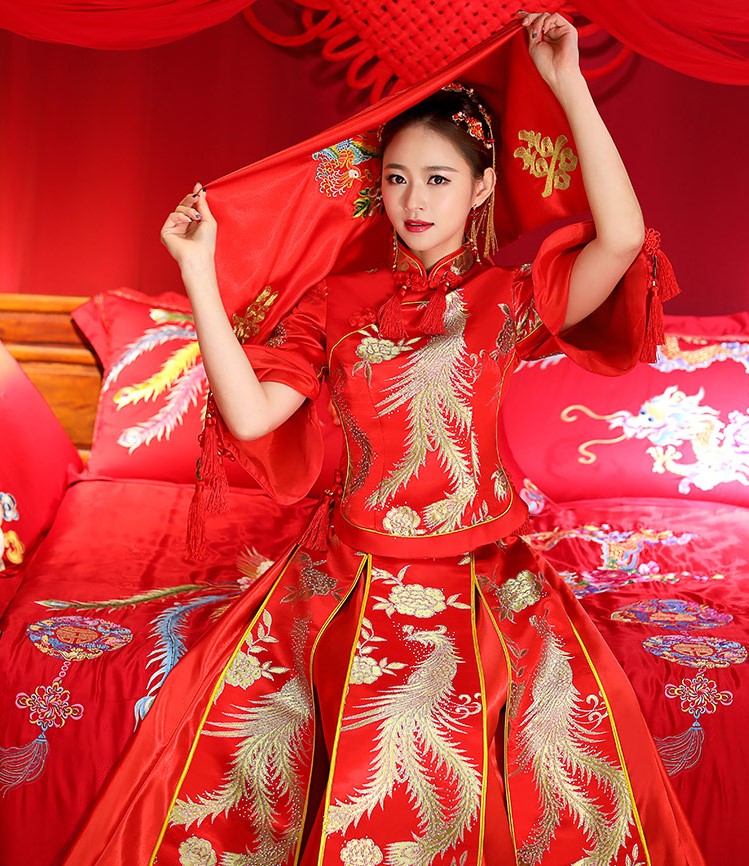 中式傳統(tǒng)新娘禮服，金絲刺繡中式禮服