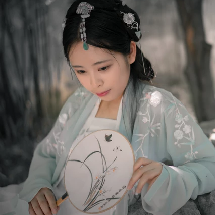 淡雅帶傘團扇女生頭像，唯美古風(fēng)真人頭像