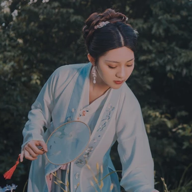 文藝帶團(tuán)扇女生頭像，唯美古風(fēng)真人頭像