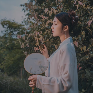 文藝帶團(tuán)扇女生頭像，唯美古風(fēng)真人頭像