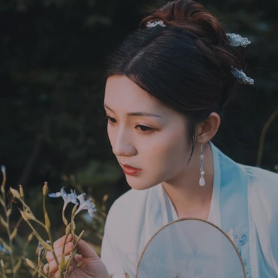 文藝帶團(tuán)扇女生頭像，唯美古風(fēng)真人頭像