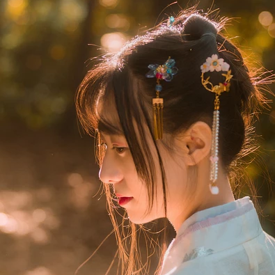 秋藝帶折扇女生頭像，唯美古風(fēng)真人頭像