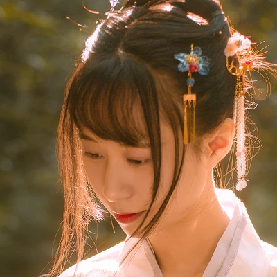 秋藝帶折扇女生頭像，唯美古風(fēng)真人頭像