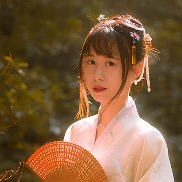 秋藝帶折扇女生頭像，唯美古風(fēng)真人頭像