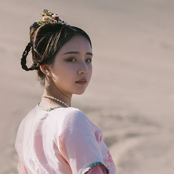 沙漠紅衣女子頭像，唯美古風(fēng)真人頭像