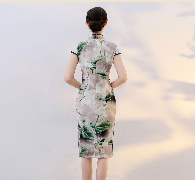 淡雅清蓮復(fù)古文藝短袖蠶絲旗袍裙