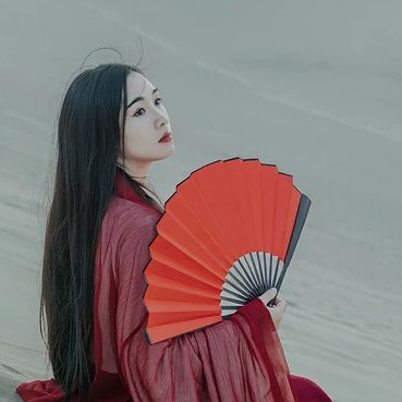 沙漠紅衣帶傘女生頭像，唯美古風(fēng)真人頭像