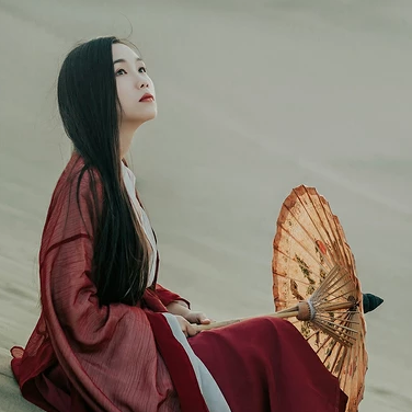 沙漠紅衣帶傘女生頭像，唯美古風(fēng)真人頭像