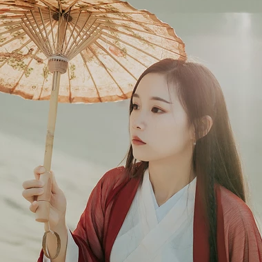 沙漠紅衣帶傘女生頭像，唯美古風(fēng)真人頭像