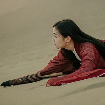 沙漠紅衣帶傘女生頭像，唯美古風(fēng)真人頭像