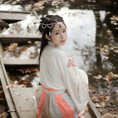 楓葉帶團扇女生頭像，唯美古風真人頭像