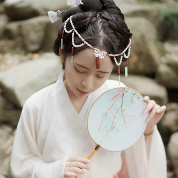 楓葉帶團扇女生頭像，唯美古風真人頭像