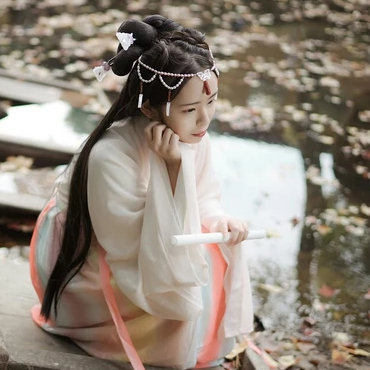 楓葉帶團扇女生頭像，唯美古風真人頭像