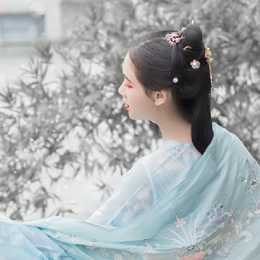 雪景帶團(tuán)扇女生頭像，唯美古風(fēng)真人頭像