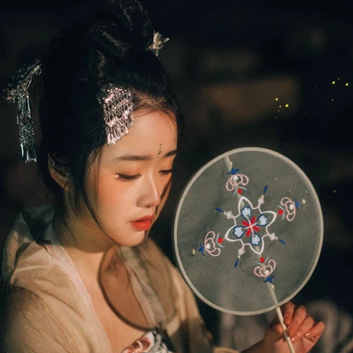 夜景帶團(tuán)扇女生頭像，唯美古風(fēng)真人頭像