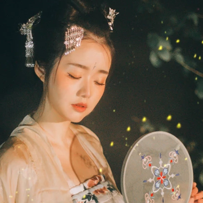 夜景帶團(tuán)扇女生頭像，唯美古風(fēng)真人頭像