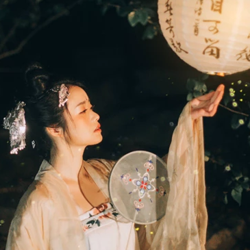 夜景帶團(tuán)扇女生頭像，唯美古風(fēng)真人頭像