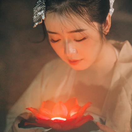 夜景帶團(tuán)扇女生頭像，唯美古風(fēng)真人頭像