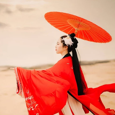 大漠紅衣帶傘女生頭像，唯美古風(fēng)真人頭像