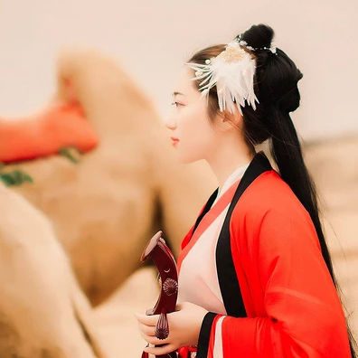 大漠紅衣帶傘女生頭像，唯美古風(fēng)真人頭像