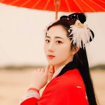 大漠紅衣帶傘女生頭像，唯美古風(fēng)真人頭像