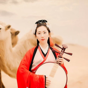 大漠紅衣帶傘女生頭像，唯美古風(fēng)真人頭像