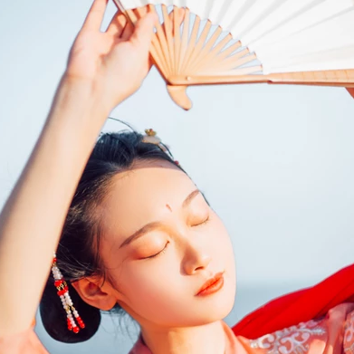 滄海風(fēng)舞帶折扇女生頭像，唯美古風(fēng)真人頭像