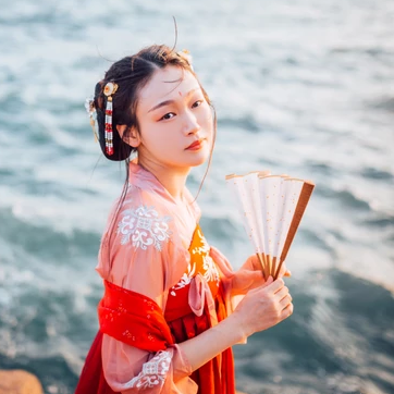 滄海風(fēng)舞帶折扇女生頭像，唯美古風(fēng)真人頭像