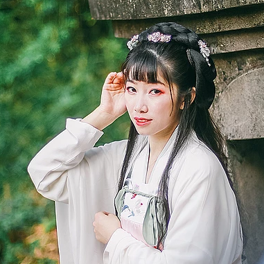 花庭樹下女生頭像，唯美古風(fēng)真人頭像