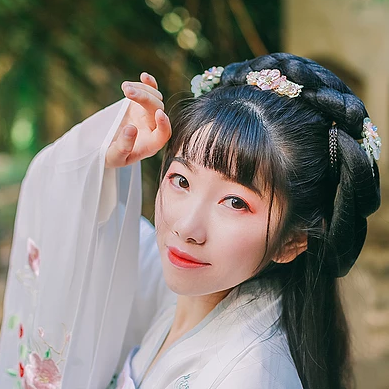 花庭樹下女生頭像，唯美古風(fēng)真人頭像