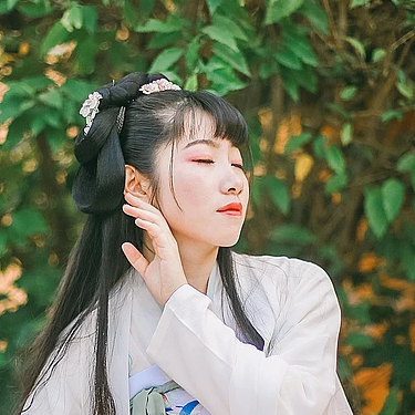 花庭樹下女生頭像，唯美古風(fēng)真人頭像