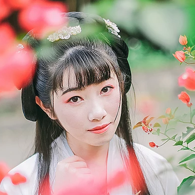 花庭樹下女生頭像，唯美古風(fēng)真人頭像