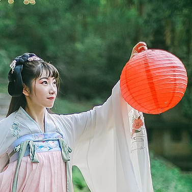 花庭樹下女生頭像，唯美古風(fēng)真人頭像